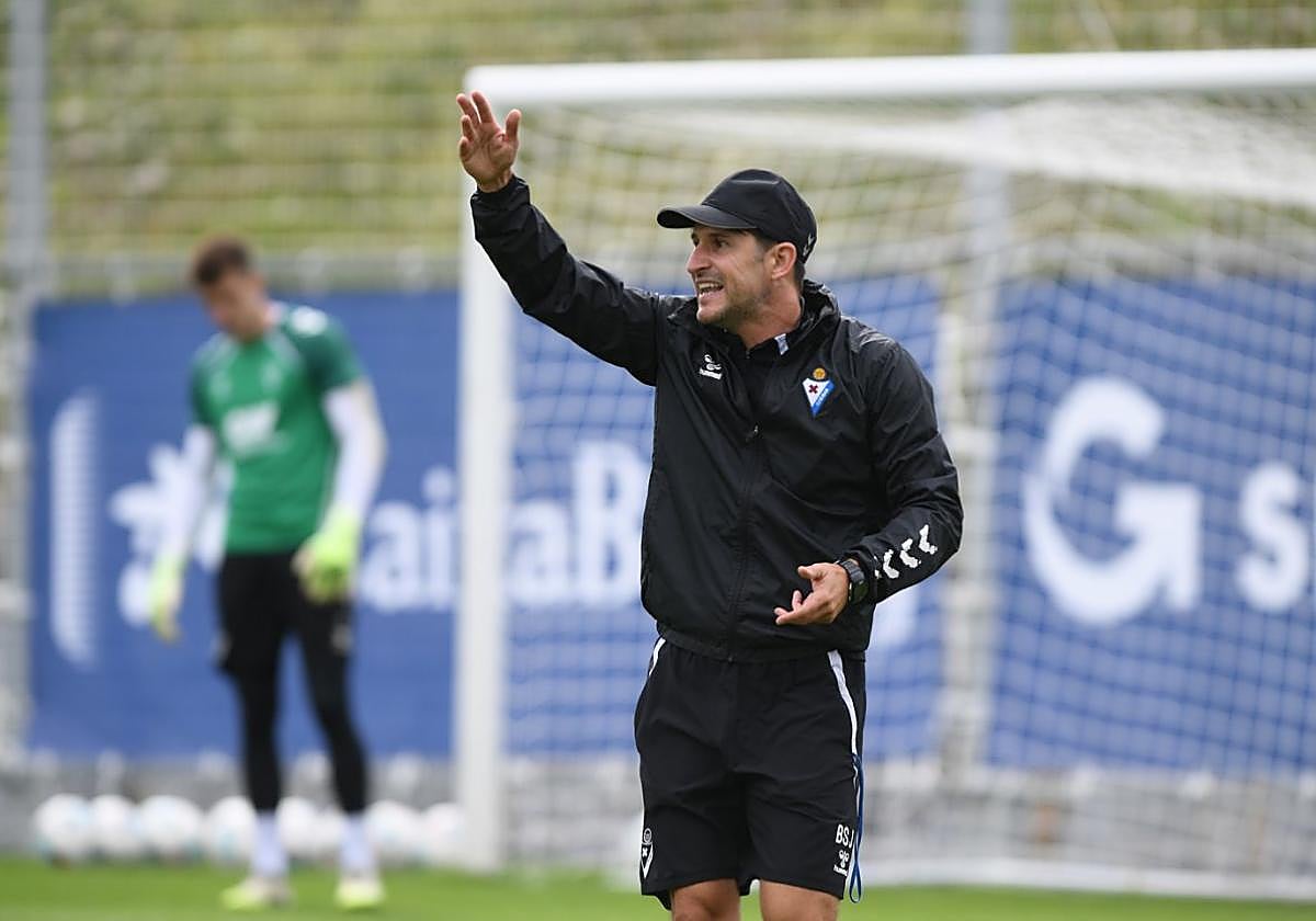 Beñat San José dando órdenes e indicaciones a sus futbolistas durante una de las sesiones preparatorias previas al duelo en Ipurua.