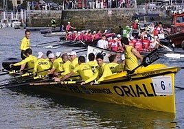 Orioko emakumeak Donostiako portuan eta gizonezkoak ere moila inguruan. Bi traineruek ongi gainditu zituzten sailkapen estropadak. Ea bihar...
