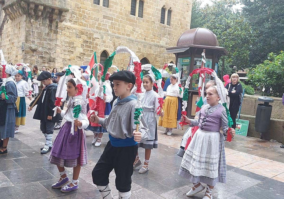 Dantzari txiki eta gaztetxoak, biharkoan herriko kale, plaza eta txokoetan ibiliko dira dantzan.