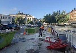 Se están realizando trabajos para habilitar un punto de carga eléctrica en Ibaiondo kalea 1.