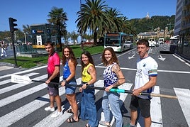 Jon Escribano, Naroa Becerril, Ane Arruti, Xubane Uribarrena y Joxe Leibar, rumbo a La Concha.