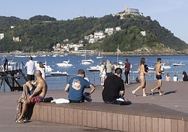 El buen tiempo ha llenado este sábado desde temprano las playas guipuzcoanas, como La Concha.