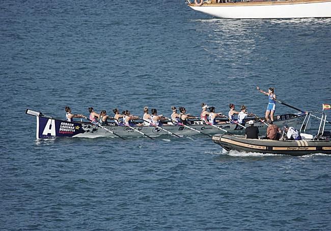 Arraun Lagunak, en acción ayer en la bahía.