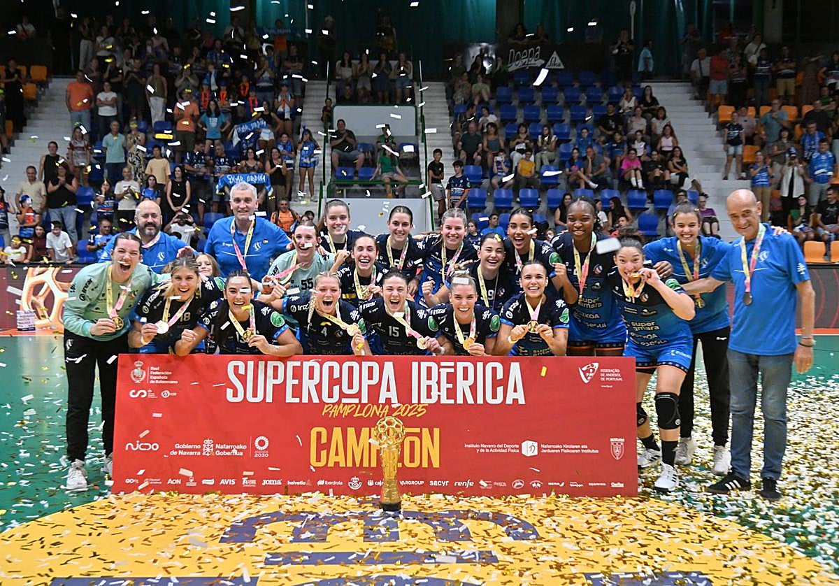 La plantilla del Super Amara Bera Bera, exultante tras conseguir su tercera Supercopa Ibérica.