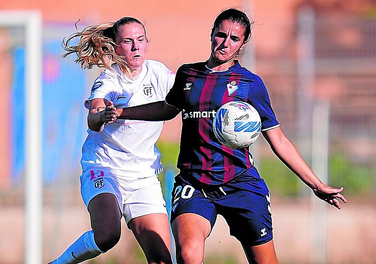 Mireia tratando de llevarse el balón este sábado en Madrid
