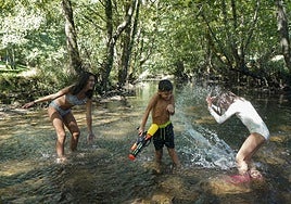 Tres niños refrescándose en Berastegi.