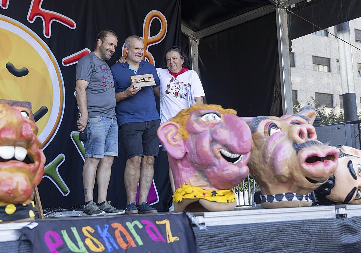 Imagen principal - Inicio de las fiestas en Txomin Enea el viernes.