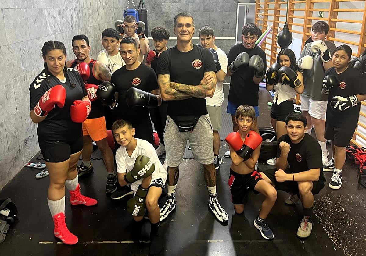 Aitor Abel rodeado de sus alumnos esta semana, en el frontón Beloki, nuevo lugar de los entrenamientos de boxeo de 'Eraztunbox'.