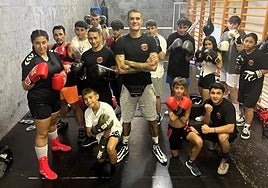 Aitor Abel rodeado de sus alumnos esta semana, en el frontón Beloki, nuevo lugar de los entrenamientos de boxeo de 'Eraztunbox'.