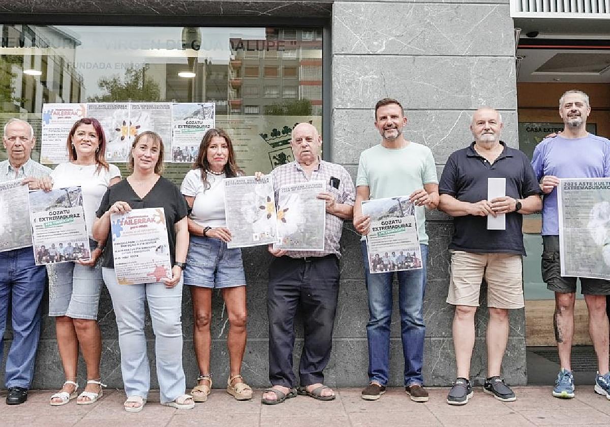 Miembros de la Casa de Extremadura Virgen de Guadalupe de Lasarte-Oria junto al alcalde Agustín Valdivia en el exterior de la sede social.
