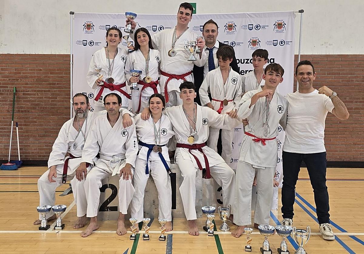 El joven andoaindarra Aimar Pérez (de pie, segundo por la derecha) junto a otros miembros del club de Kenpo kai Kabutoken de Andoain.