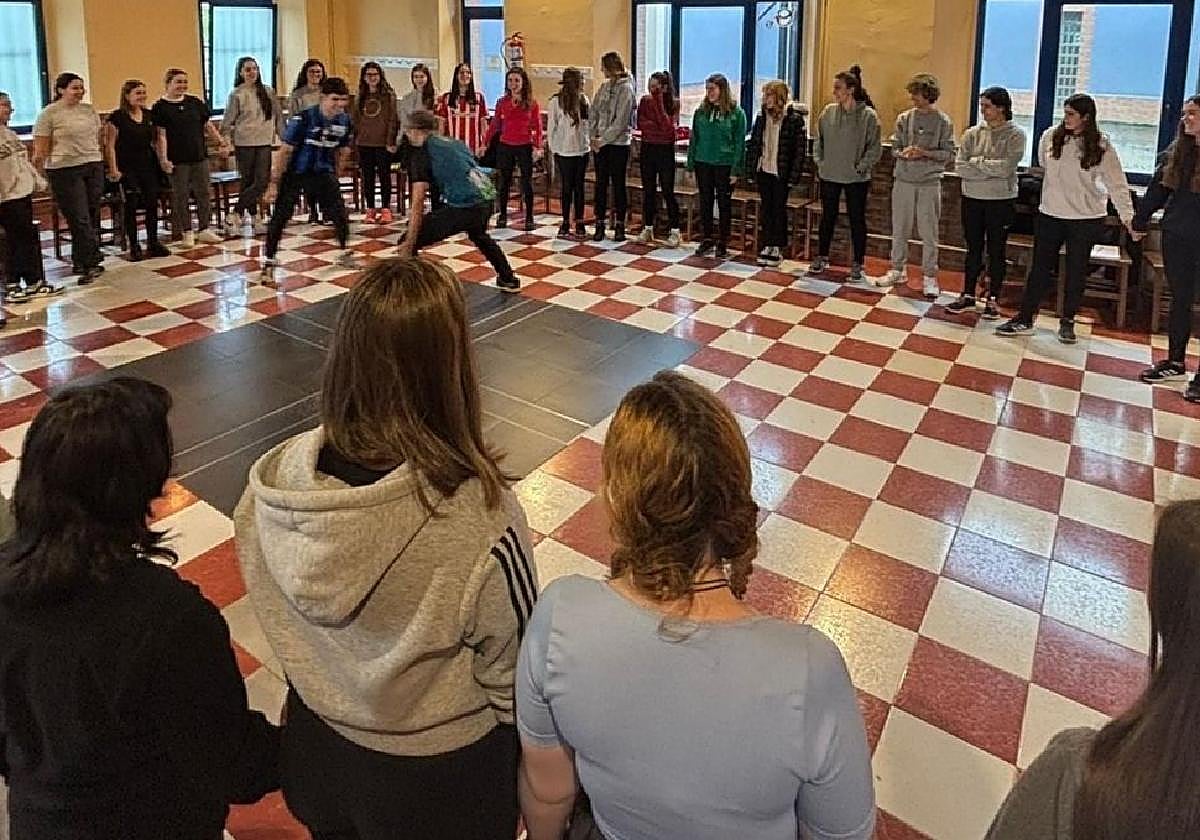 Pasa den ikasturtean burutu zen ikastaroan parte hartu zuten gazteak saio praktiko batean, La Arboledako aterpetxean.