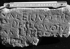 En la estela se lee: 'Valerius Tirio Dialco votum libens merito'. Es decir, es una inscripción votiva a un dios llamad Dialco .
