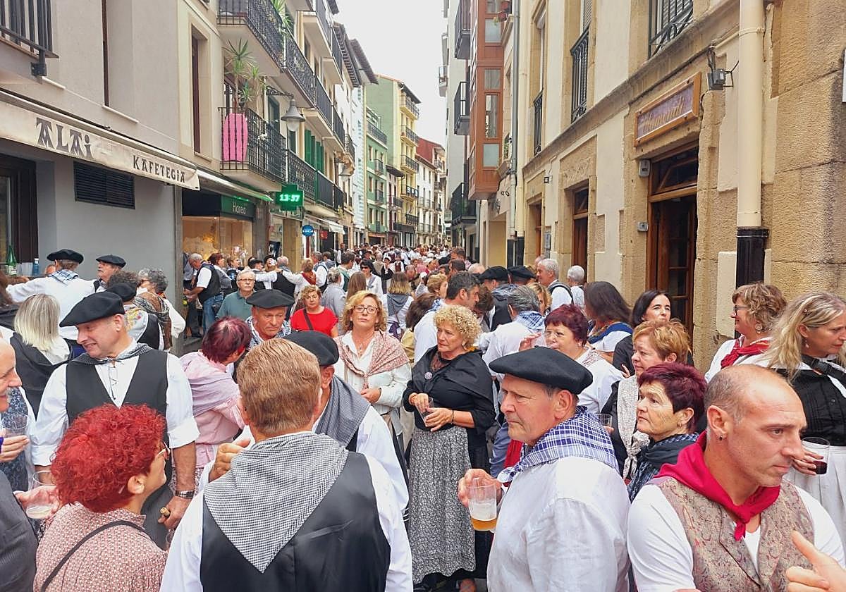 Herriko kaleak, plazak eta bazterrak baserritarrez jantzitako herritar eta kanpotarrez beteko dira.