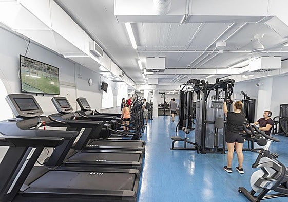 Puntako teknologiaz hornitutako bi gimnasio ditu orain Karela kiroldegiak, makina berriekin.