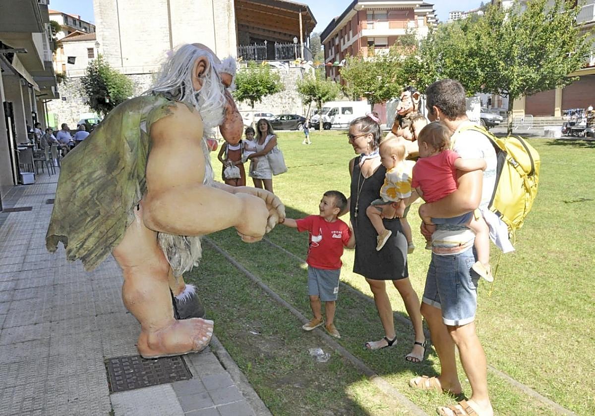 Pertsonaia mitologikoak gertutik ikusteko aukera izan zuten txikienek Lizartzan, gaztetxoek Mikelatsen eta Galtzagorrien bihurrikeriak sufritu zituzten.