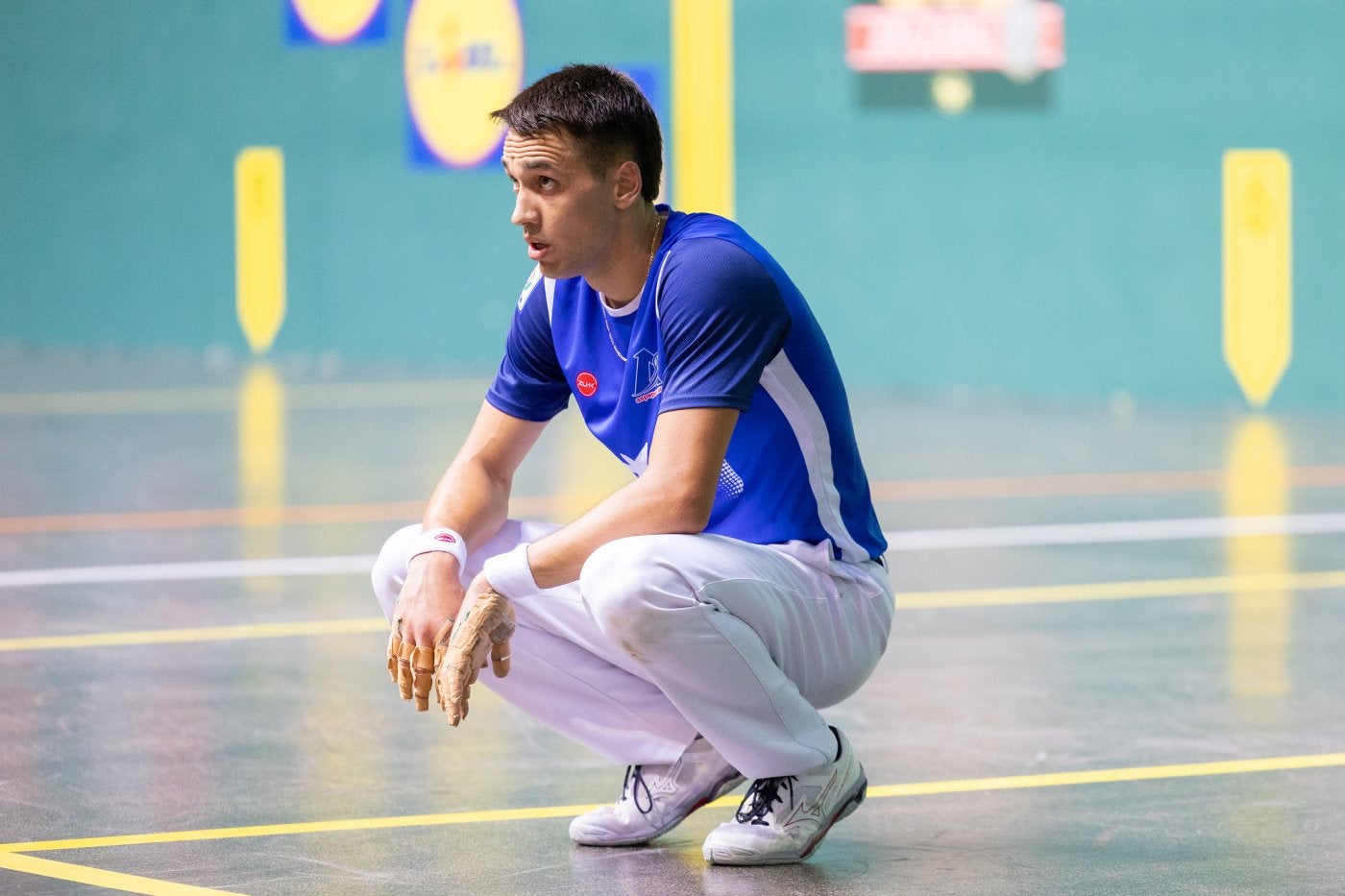 Zabala, en cuclillas, pensativo tras un tanto en un partido anterior.