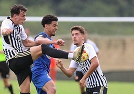 Jugadores del Unión y del Amorebieta pugnan por el balón.