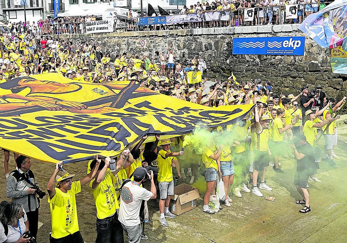 La afición de Orio se dispone a recibir a su trainera en la rampa del muelle, donde se hizo notar con banderas y bengalas.