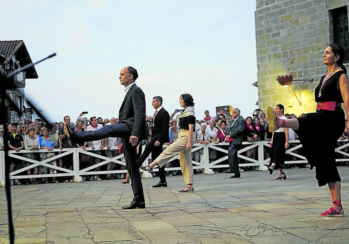 El alcalde Igor Enparan al frente de la corporación municipal, que bailó el aurresku en honor de los hondarribitarras.