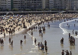 La playa de La Concha de Donostia llena el saábado al mediodía.