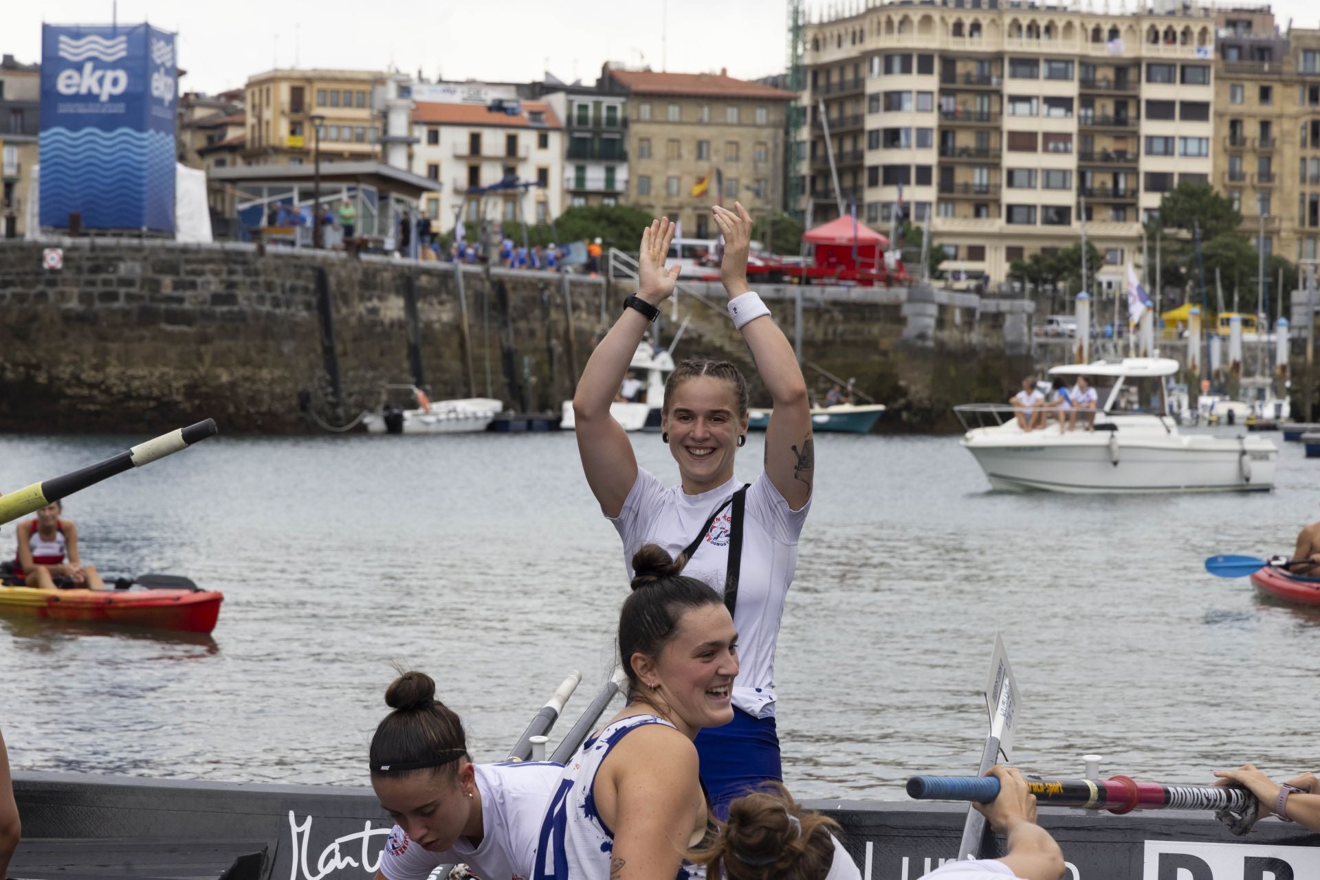 Xubane Uribarrena, feliz en el muelle donostiarra.