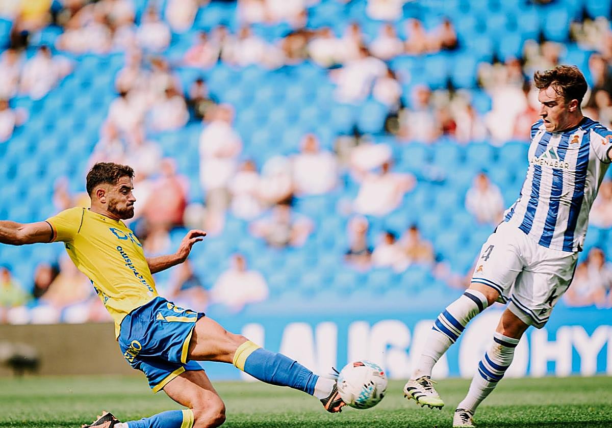 Beitia disputa un balón con García Pascual.