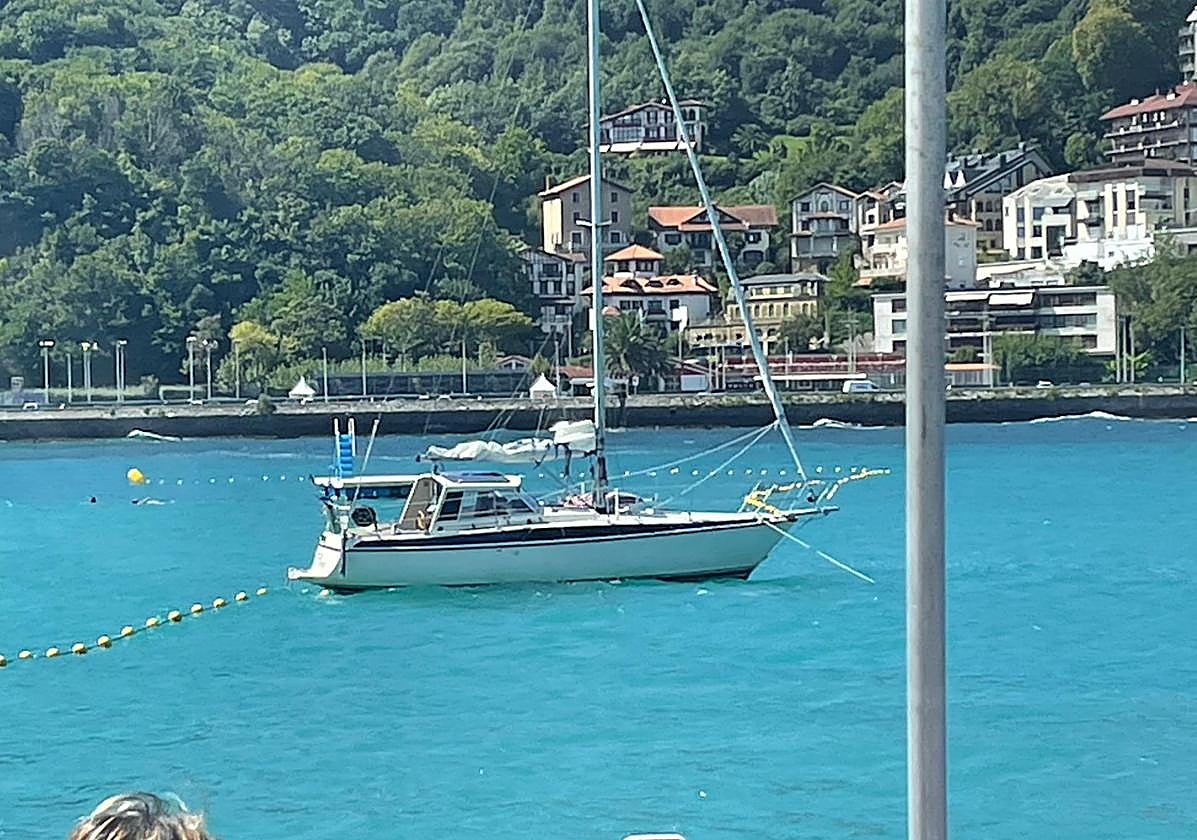 El velero en la bahía de La Concha.