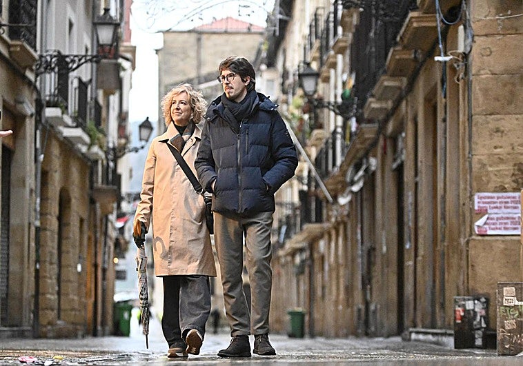 Tráiler del documental sobre el asesinato de Gregrorio Ordóñez. En la imagen Ana Iríbar y su hijo Javier, en un momento del documental.