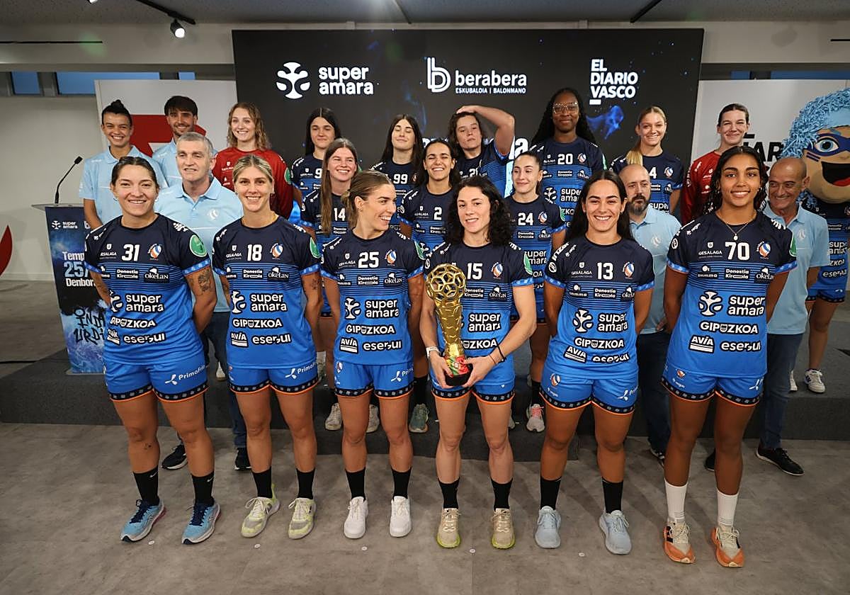 La plantilla del Super Amara Bera Bera posa en la presentación oficial en el DV Gunea con el trofeo de la Supercopa Ibérica.