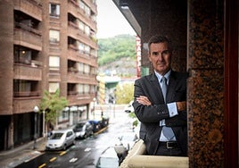 El presidente de la CNMV, Carlos San Basilio, ayer en la oficina del organismo bursátil en Bilbao.