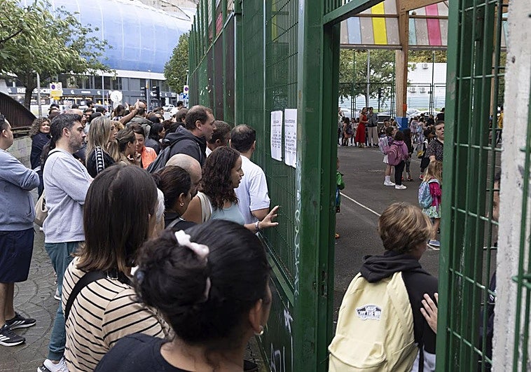Entrada de alumnos al centro escolar de Amara Berri, en Donostia.