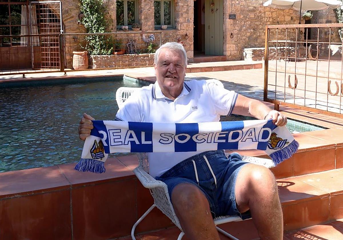 John Toshack exhibe una bufanda de la Real Sociedad en Benalú.