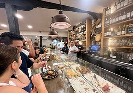 El alcalde y tres grupos políticos se suman a una comida solidaria por Palestina en el Itxaropena