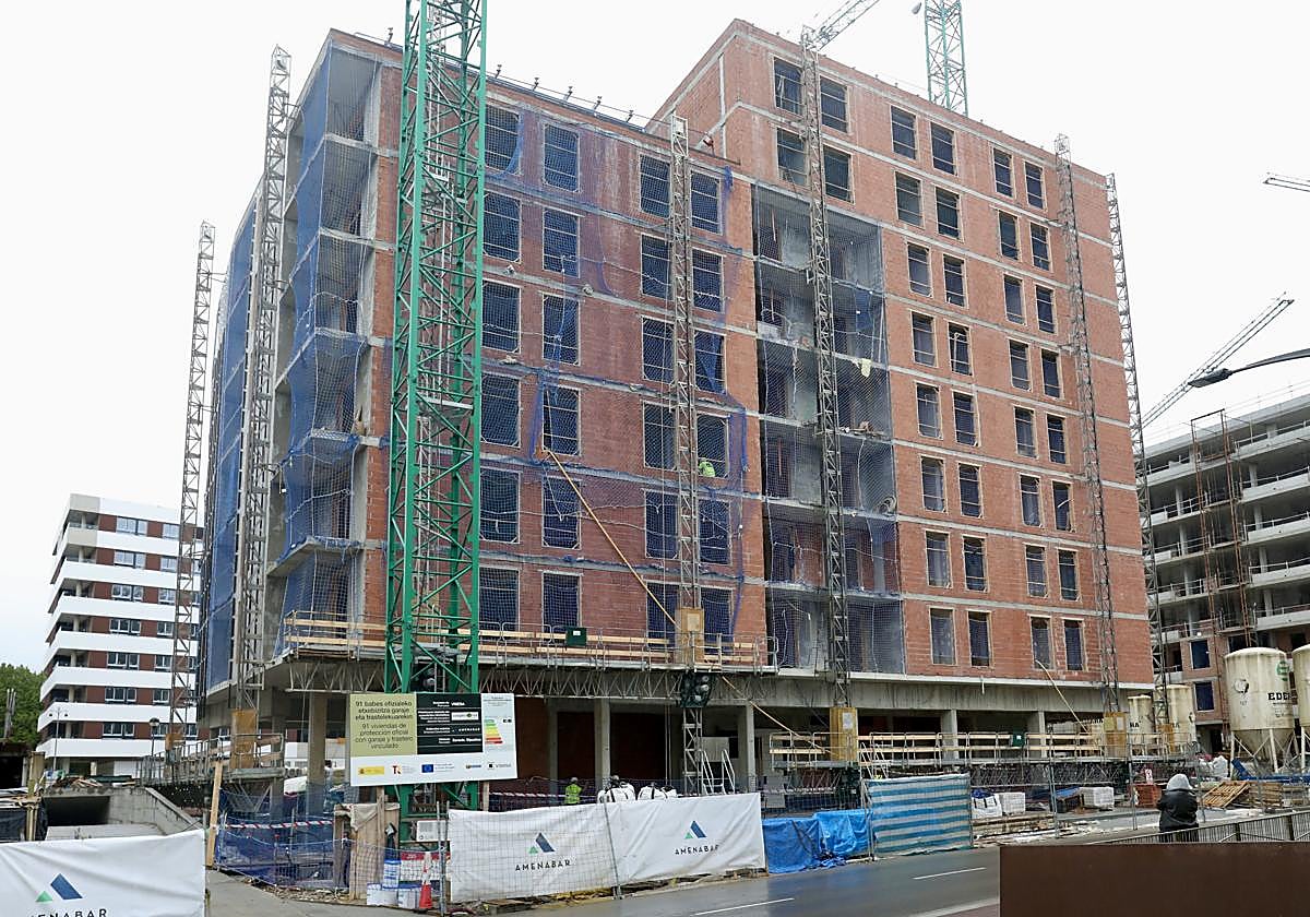 Edificios en construcción en el barrio zarauztarra de Salberdin.