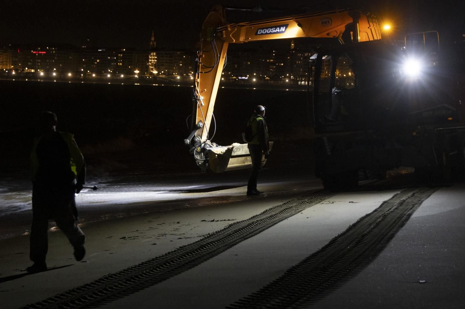 90 toneladas de arena para la playa de Ondarreta