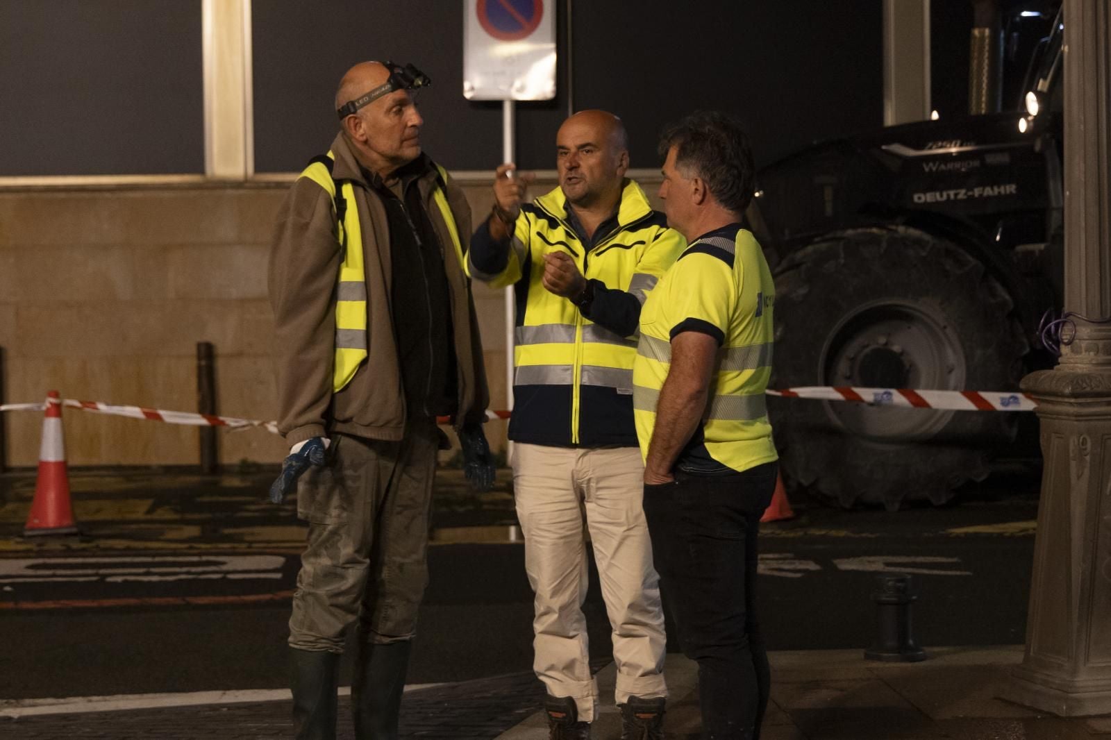 90 toneladas de arena para la playa de Ondarreta