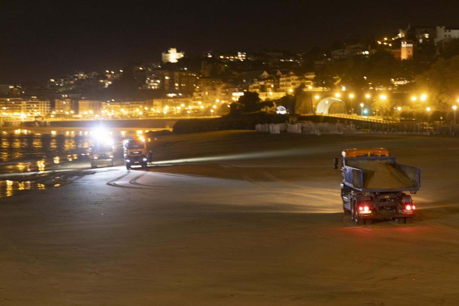90 toneladas de arena para la playa de Ondarreta