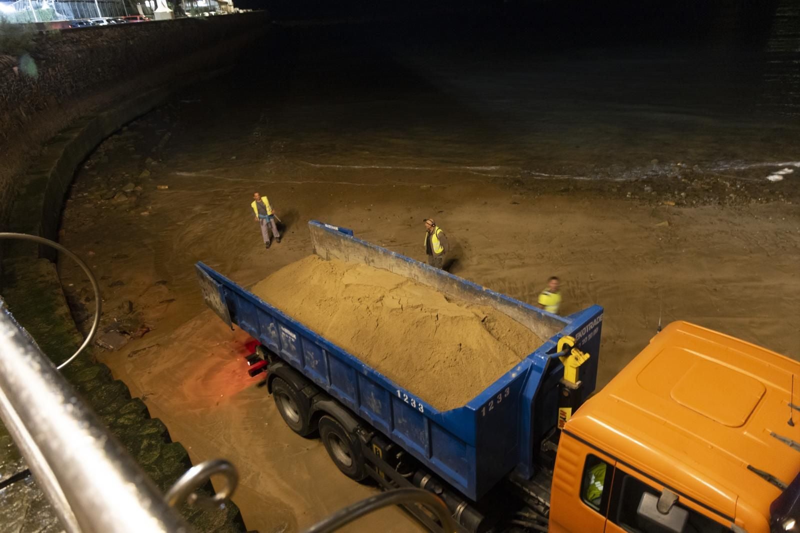 90 toneladas de arena para la playa de Ondarreta