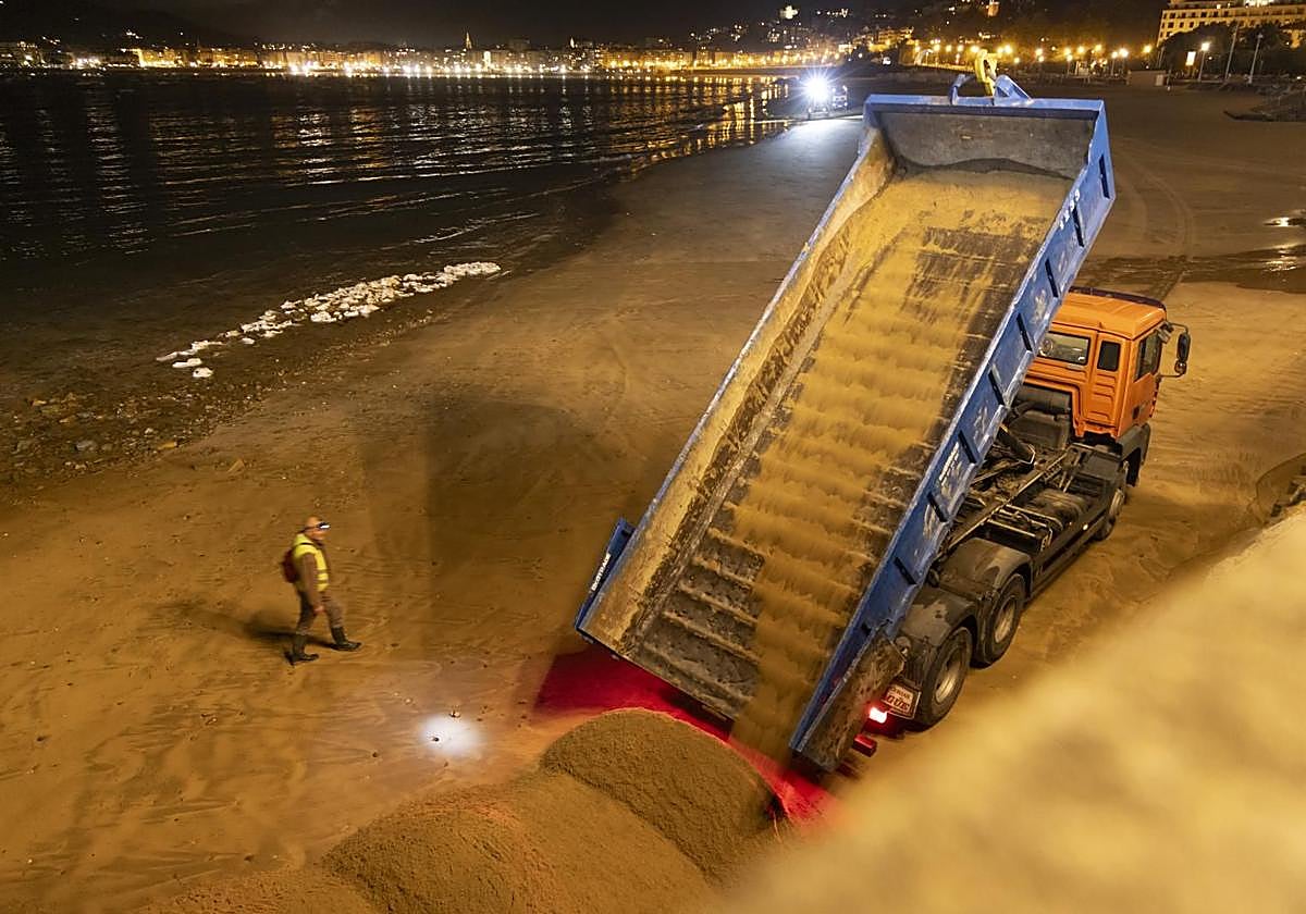 90 toneladas de arena para la playa de Ondarreta