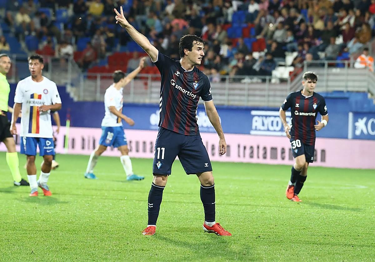 Magunazelaia señala una jugada.