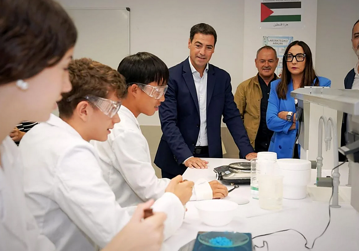 Pradales y Pedrosa han visitado este lunes el instituto de Etxebarri, con motivo del inicio de curso.
