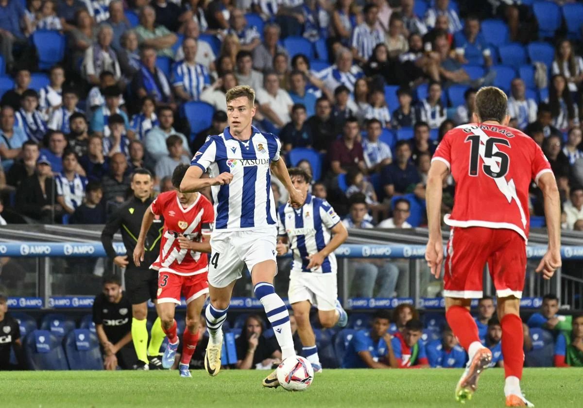 Sucic conduce el balón en el encuentro liguero frente al Rayo en Anoeta de la temporada pasada.