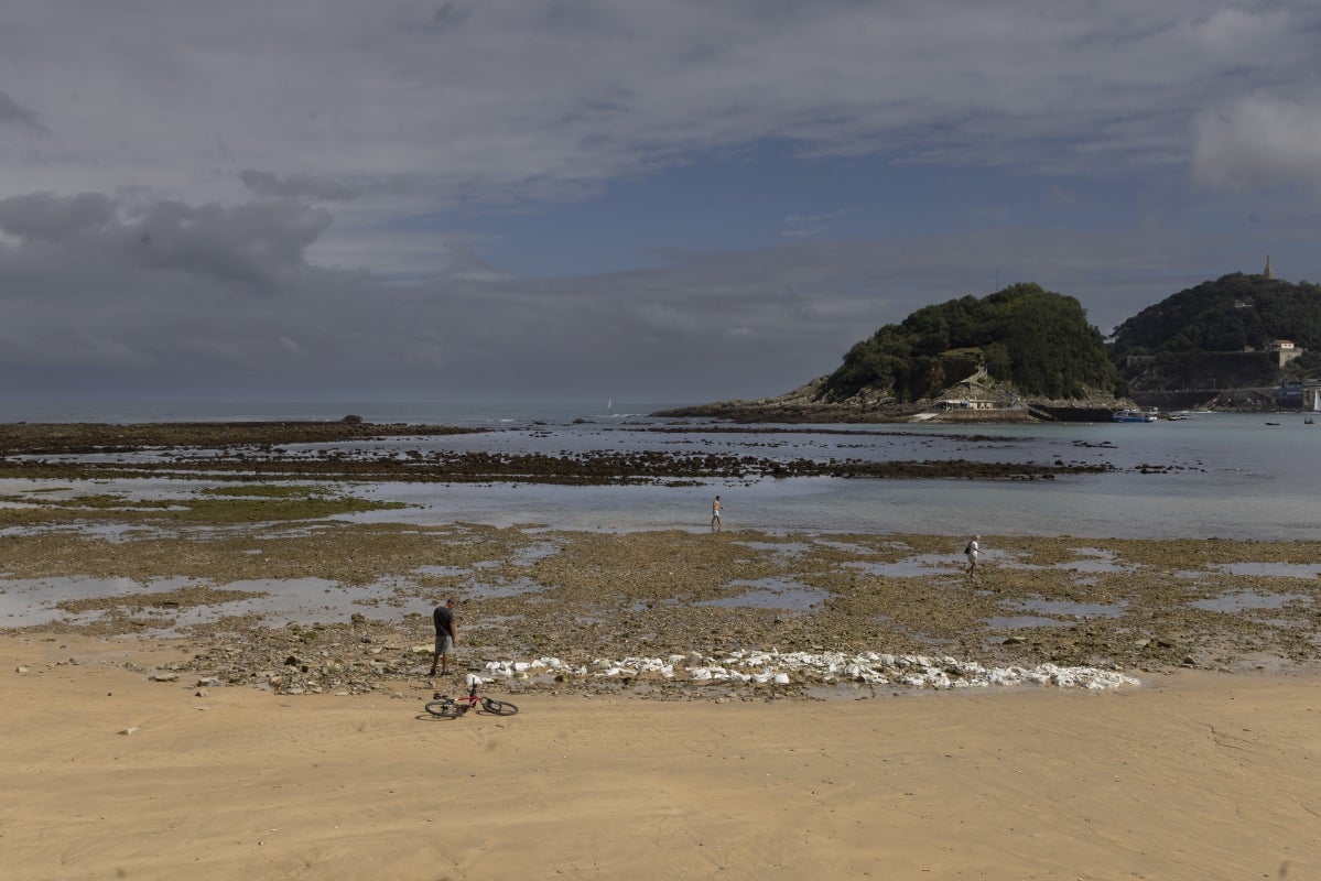 El espectáculo de las mareas vivas en las playas de Donostia