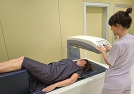 Una mujer es sometida a un densitómetro en el Hospital de Eibar.