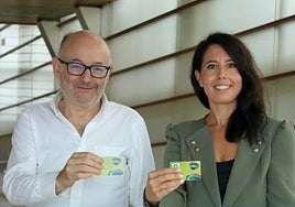 José Luis Rebordinos y la diputada foral de Movilidad, Azahara Domínguez, con la Mugi.