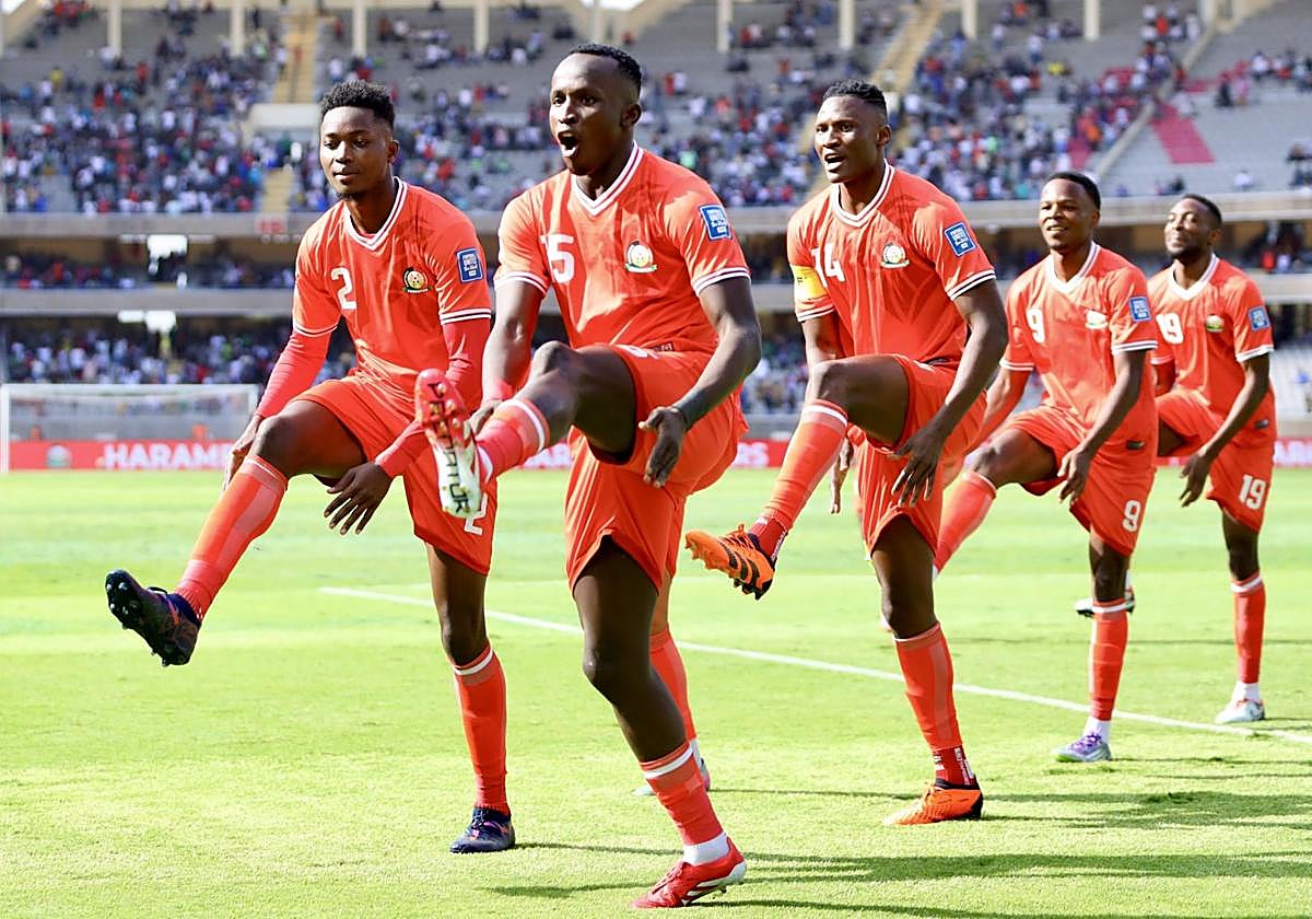 Ochieng, con el '9', celebra con sus compañeros un gol realizando un baile.