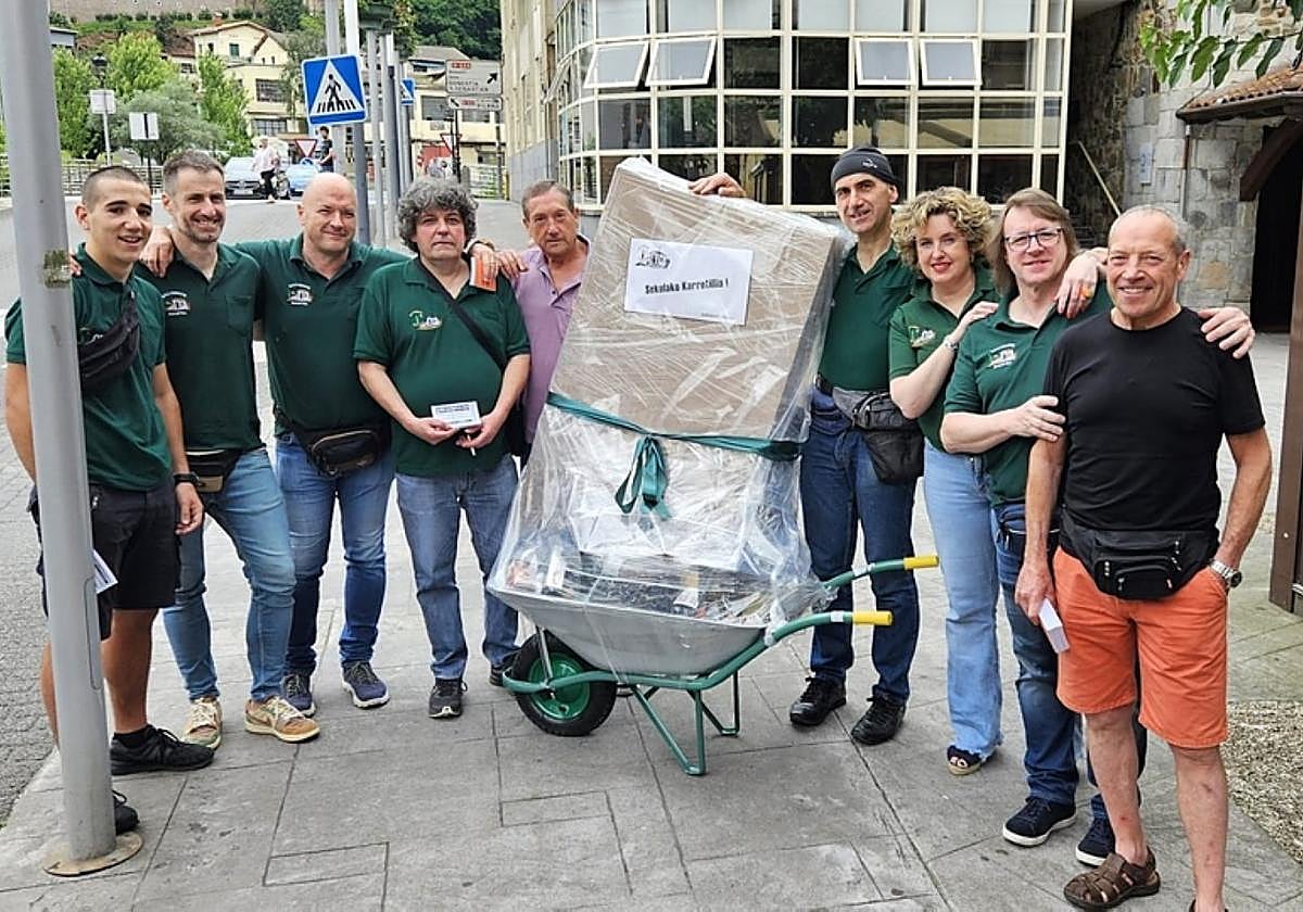Miembros de Sallobente elkartea con la carretilla.