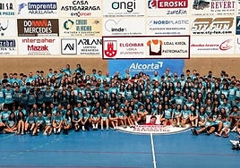Organizadores y participantes en el VII torneo Memorial Vucinic posan en la cancha del polideportivo Olaizaga.