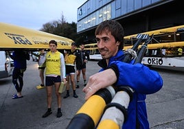 Gorka Aranberri carga con varios remos en las instalaciones de Orio.